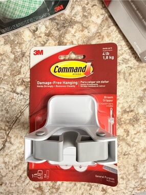Commando White Broom Gripper - Damage-Free Hanging